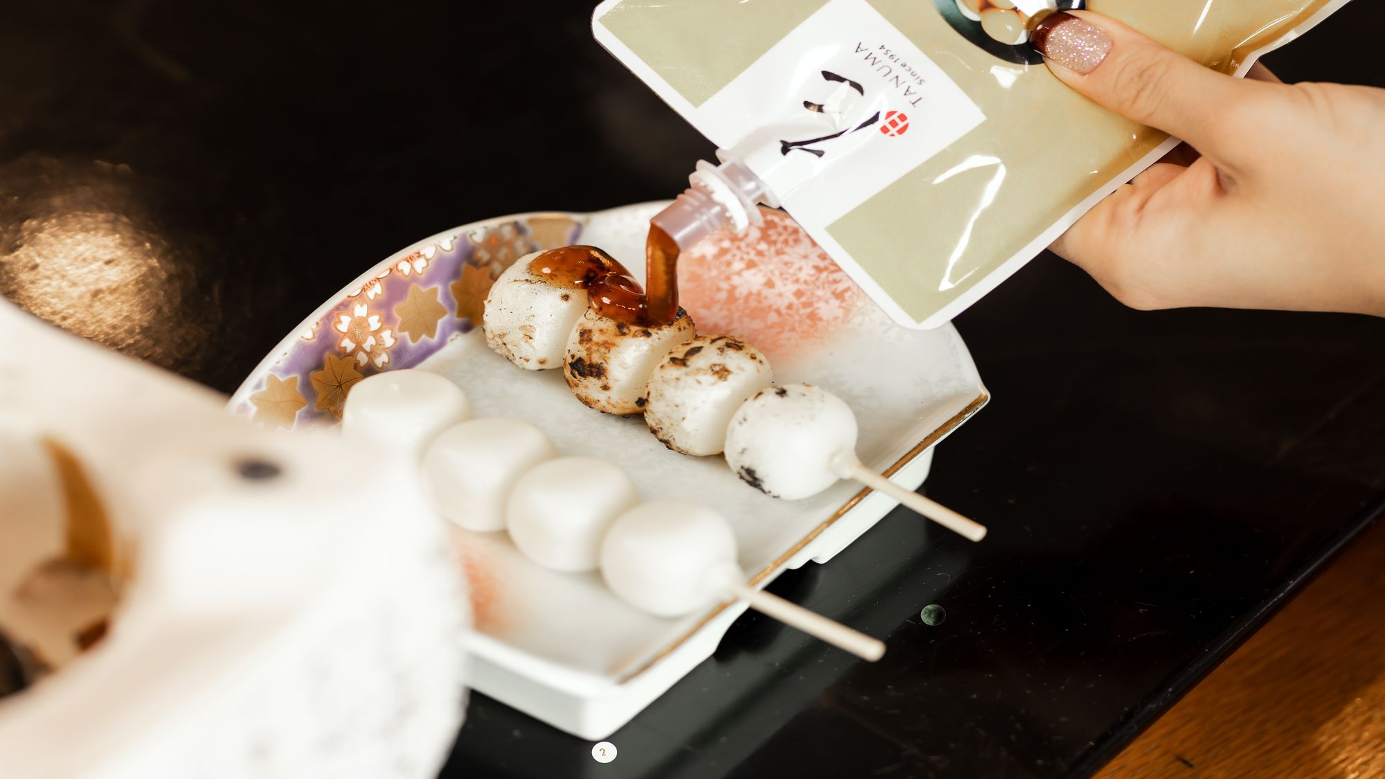 焼きみたらし団子の作り方③たれをかけたら出来上がり！