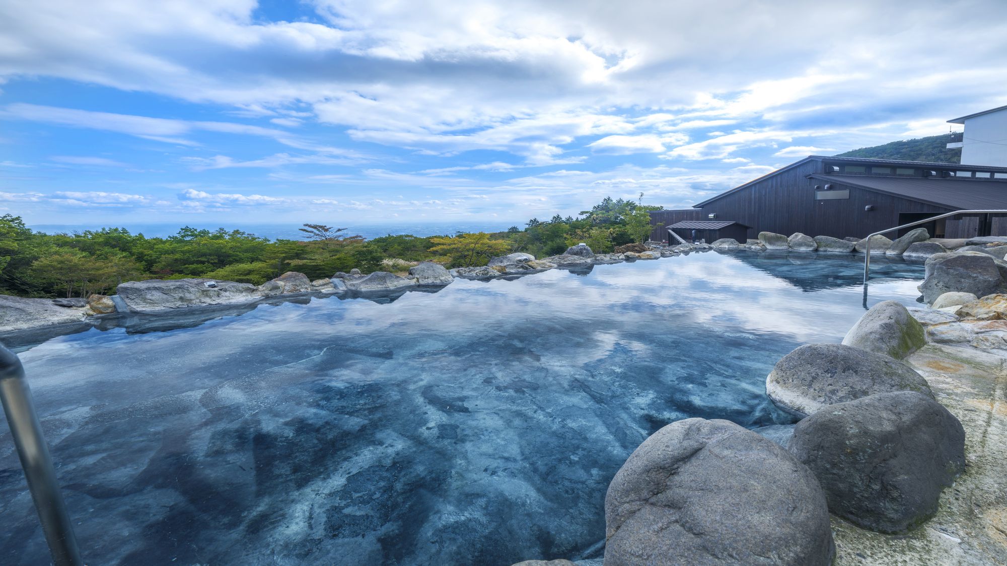 源泉37℃の温泉かけ流しのぬる湯で水着着用、もしくは湯浴み着でお楽しみいただけます。