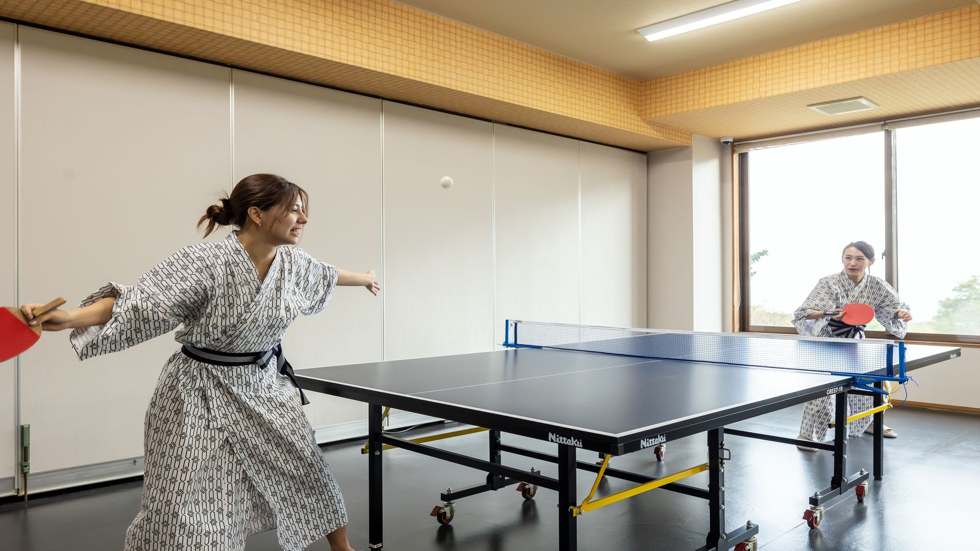 旅の夜は、ちょっと本気の卓球対決。笑いながら始めたはずが、気がつけば真剣勝負に。家族や友人と過ごす夜