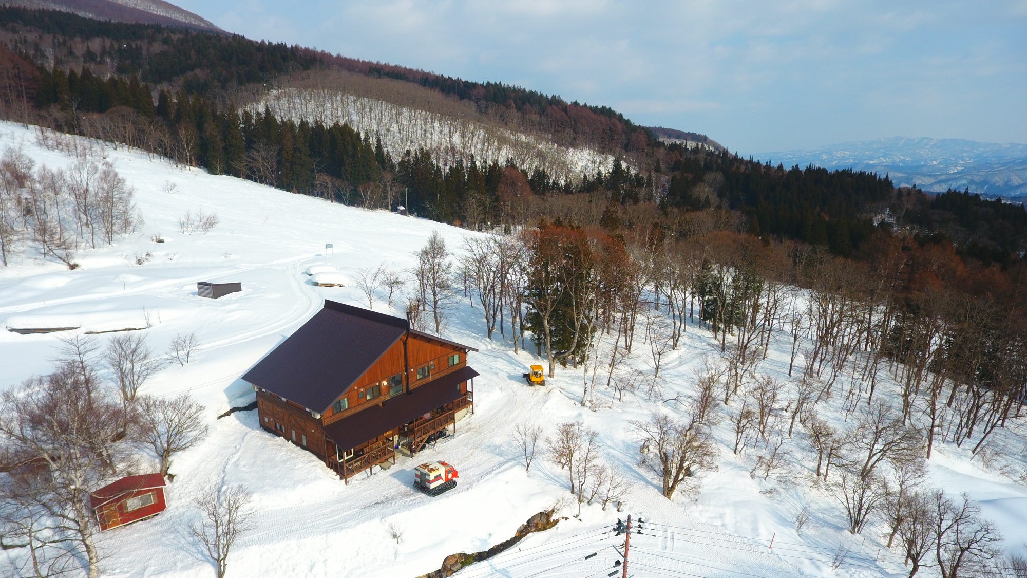 【冬外観】当館はゲレンデのコースの途中にございます♪