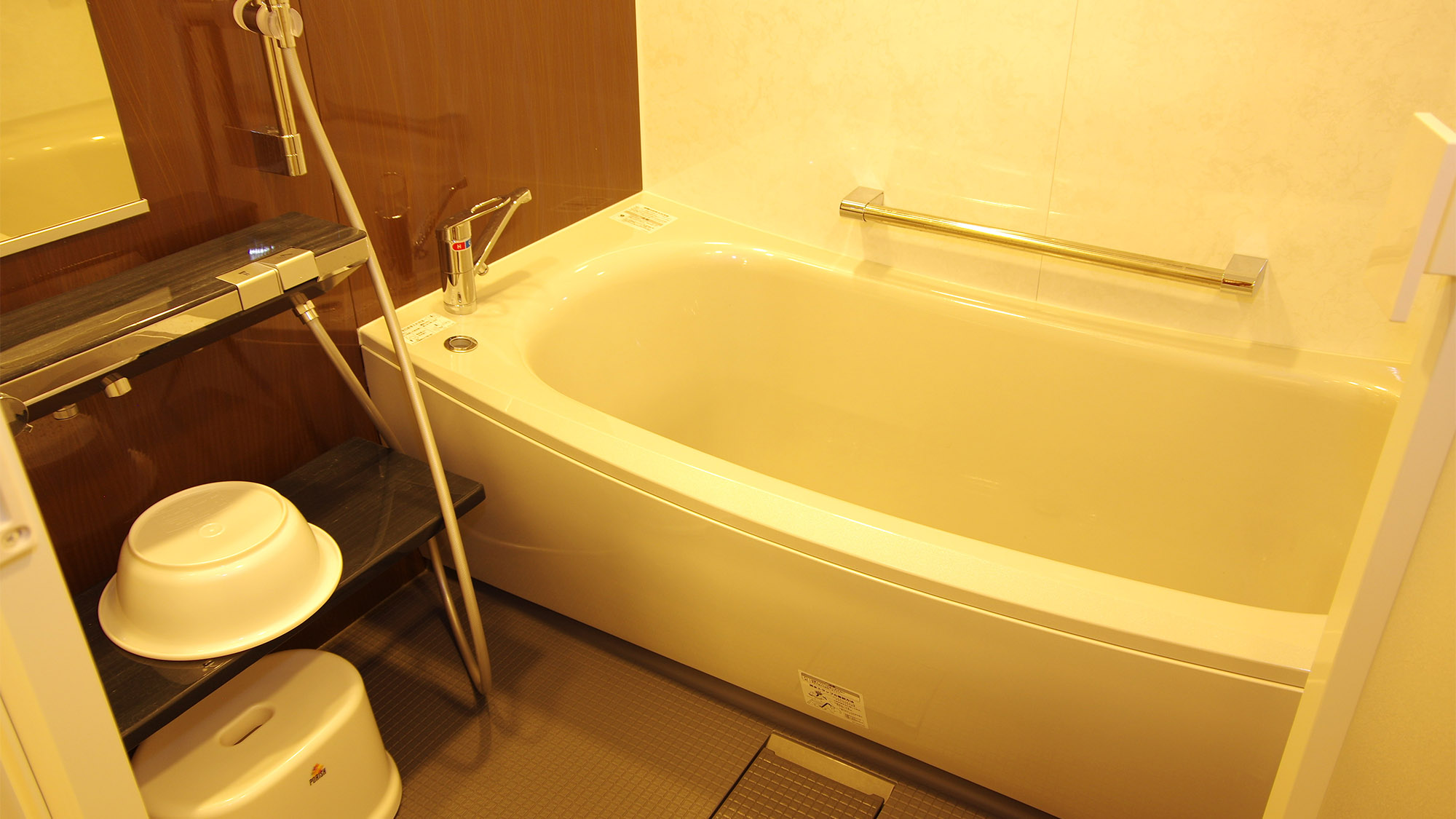 ・【浴室】清潔に保たれた客室風呂。足をのばしてゆっくり休めます