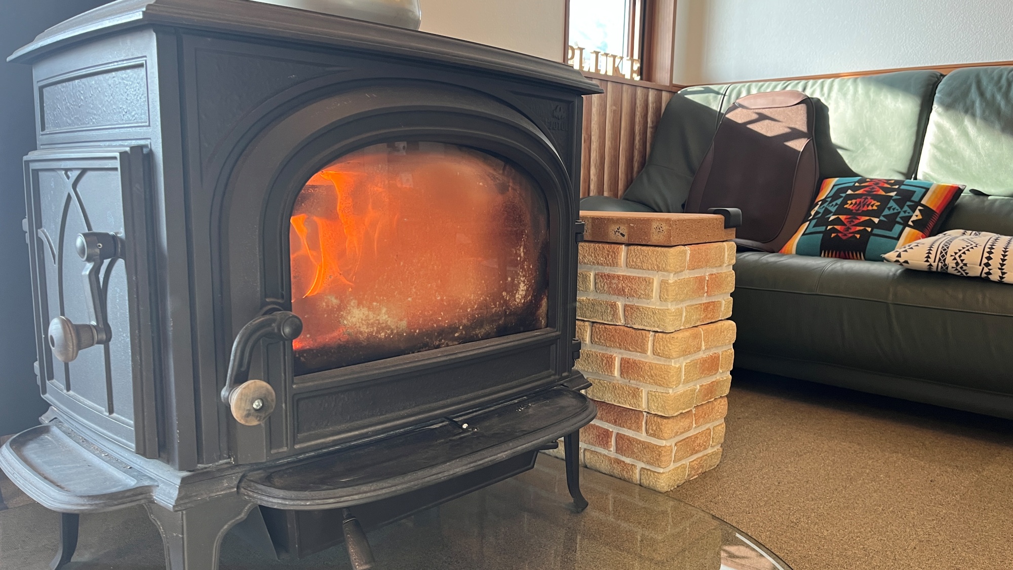 【施設】談話室には薪ストーブをご用意しております