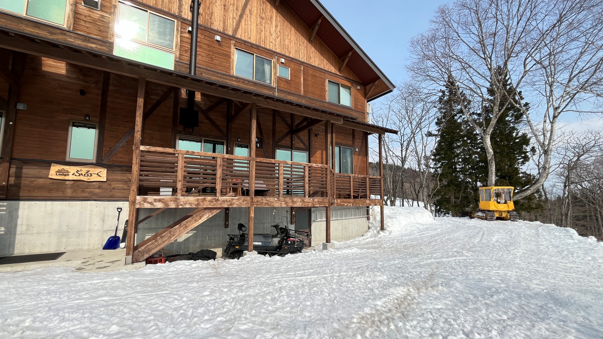 【冬外観】当館はゲレンデのコースの途中にございます‼