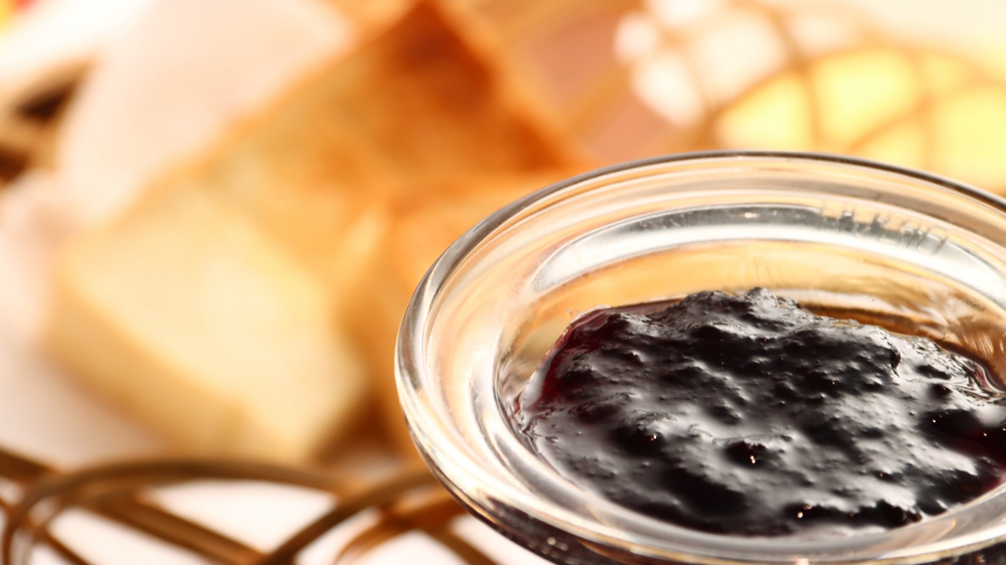 ★【朝食】焼きたてのパンに自家製ジャム