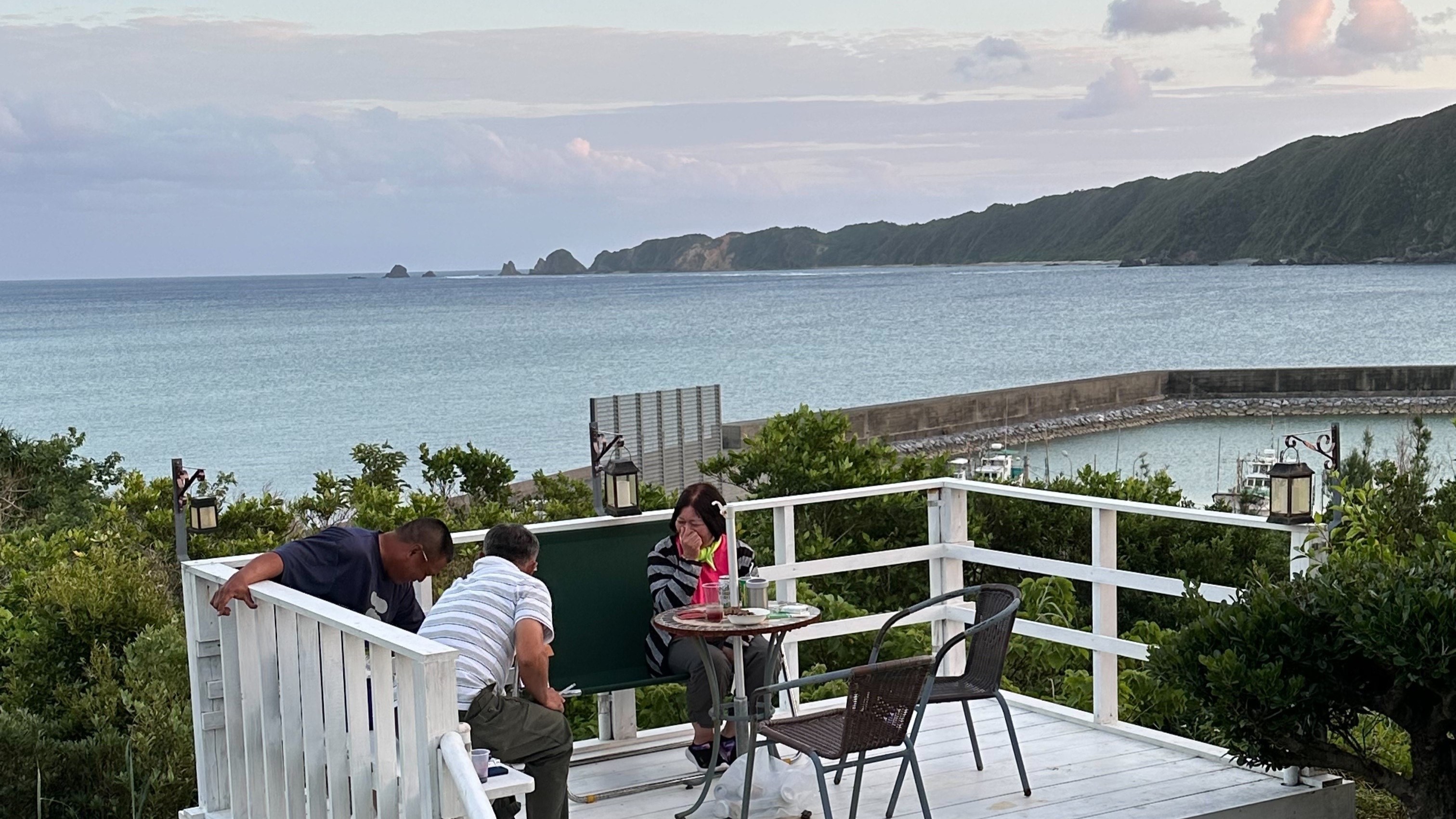 *【庭園】テラスでのんびりと海をながめることもできます