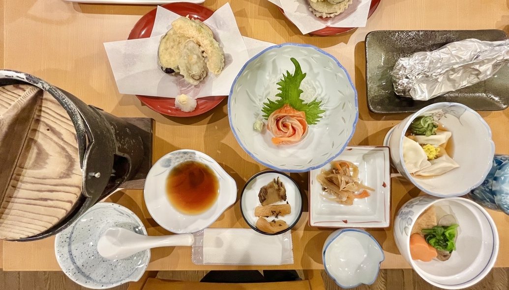 【夕朝食付】近隣ペンションでいただく地元産食材の特製会席×源泉かけ流し温泉