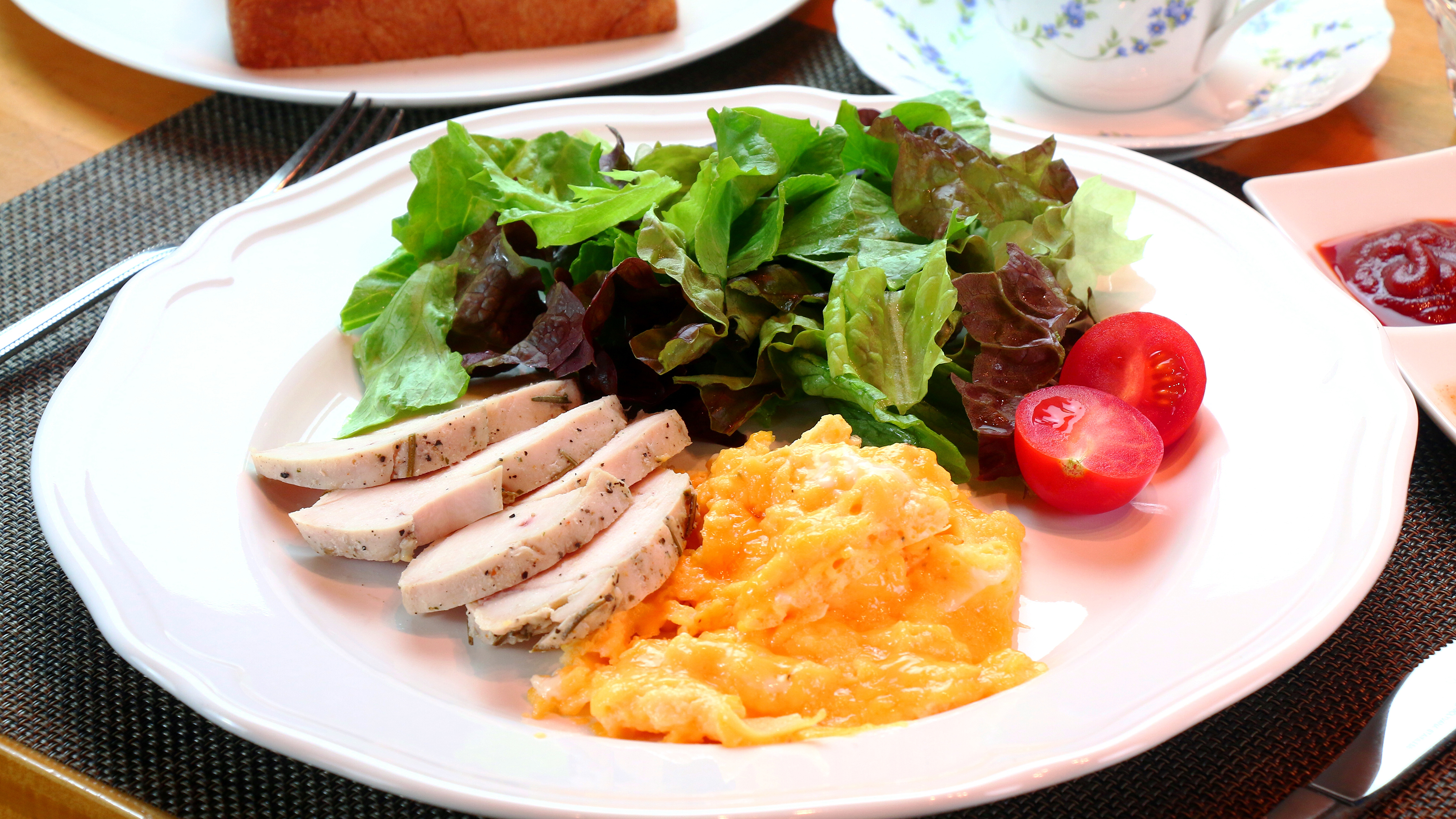 【食事】朝食一例。香ばしく焼き上げたパンとバランスの良い洋風モーニングセットです。