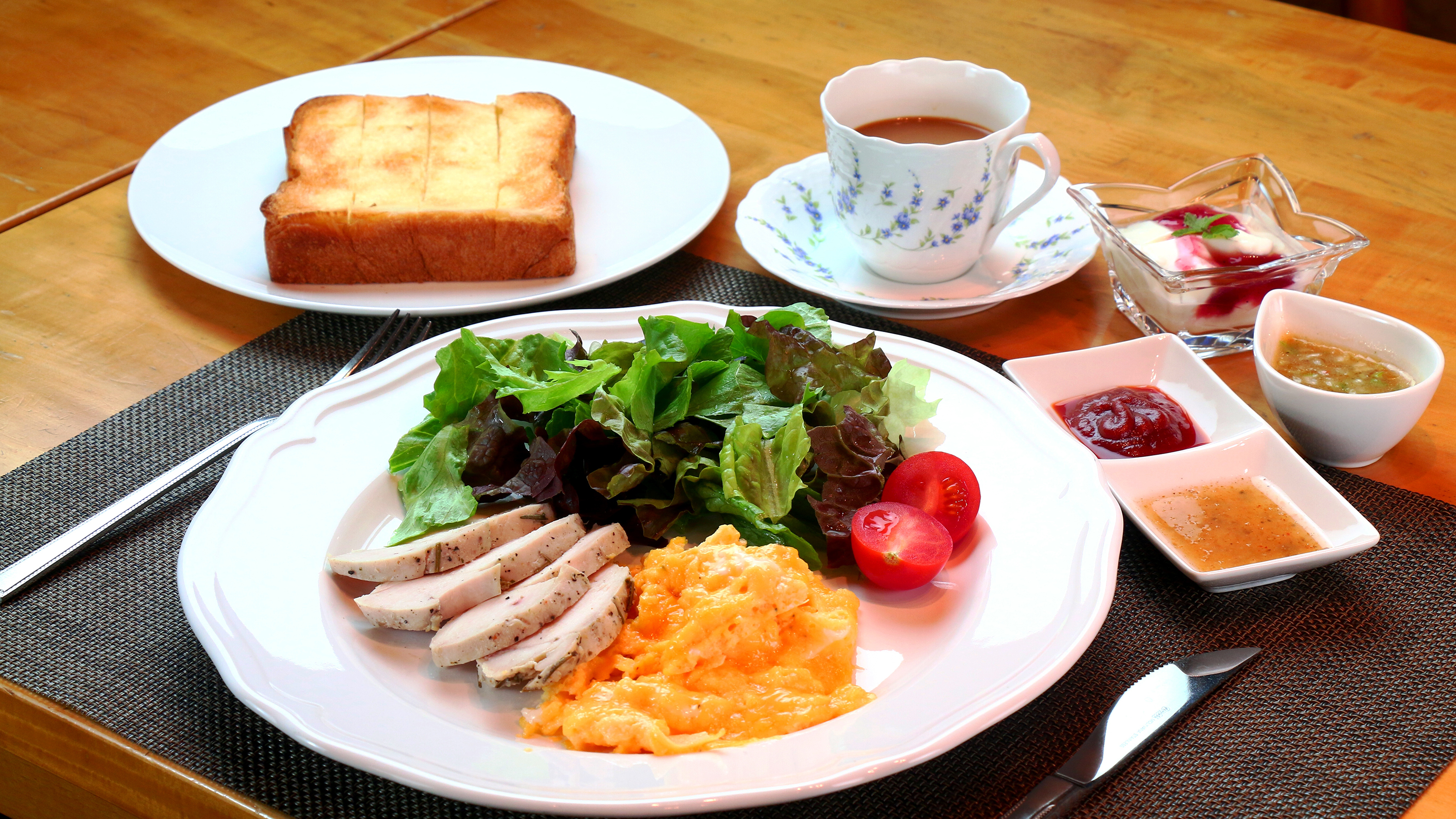 【食事】朝食一例。香ばしく焼き上げたパンとバランスの良い洋風モーニングセットです。