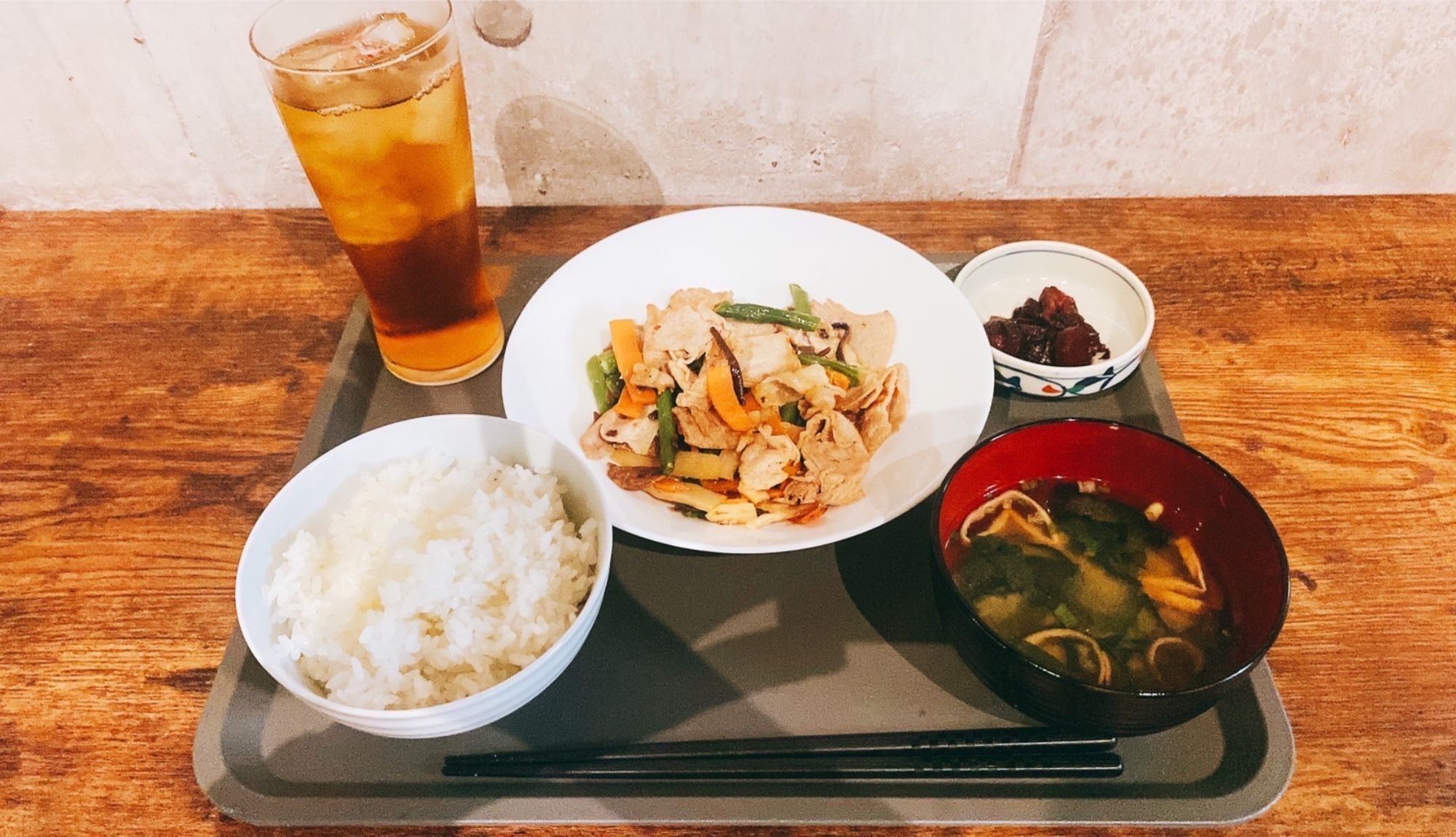 【夕食付き】ホテル地下1階のダイニングバーで提供する定食セット