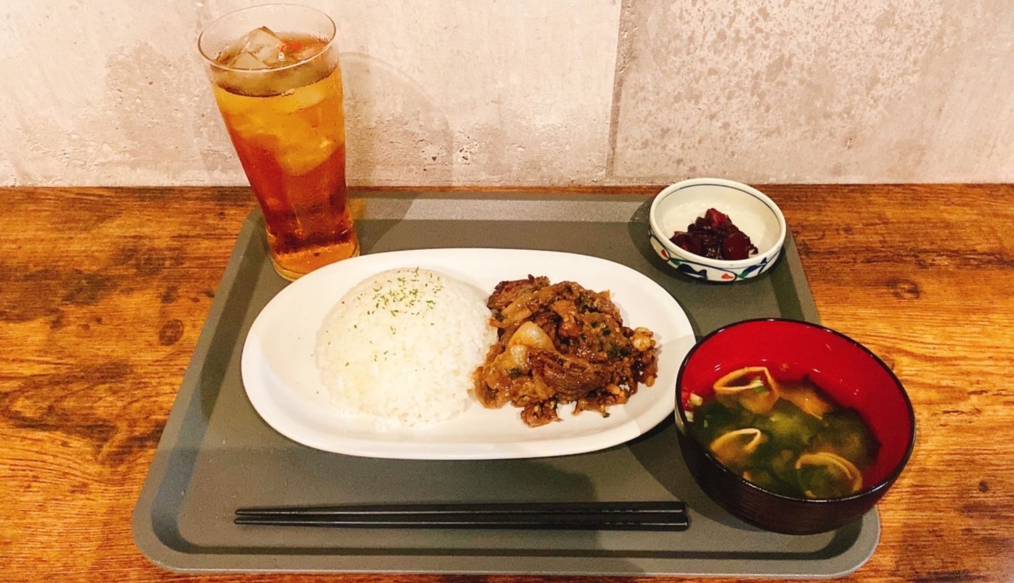 【夕食付き】ホテル地下1階のダイニングバーで提供する定食セット