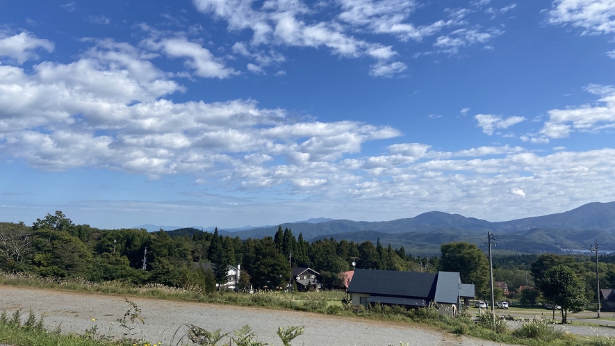 *【黒姫高原】お車で約10分。秋には一面にコスモスが咲き誇り、冬はスキー場として楽しめます。