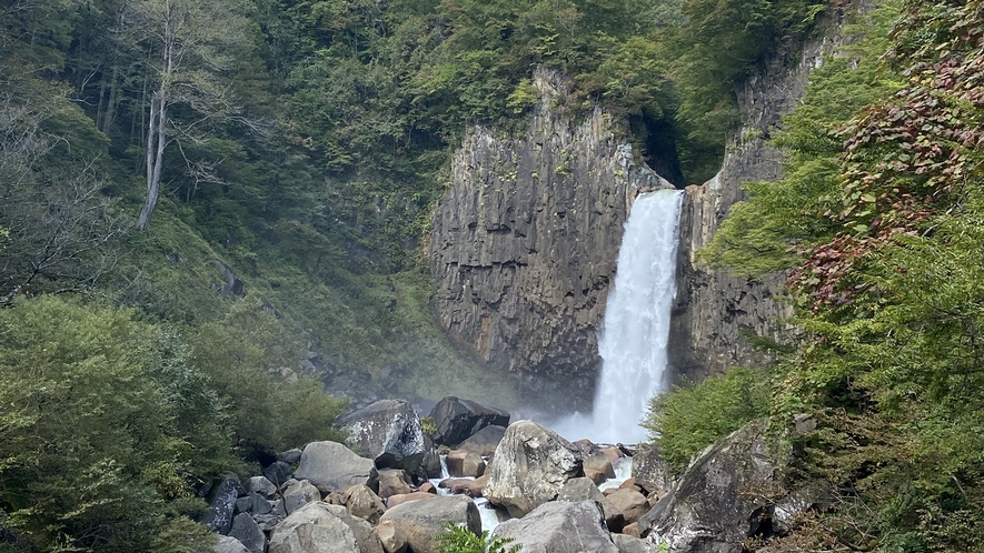 *【苗名滝】お車で約10分。日本の滝百選の一つ。駐車場から滝の展望台までは徒歩15分ほどです。
