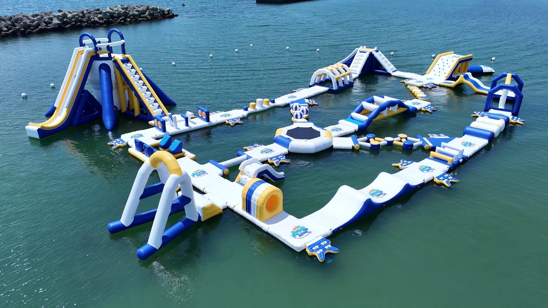 【夏休み限定】片男波海水浴場で大はしゃぎ！海上アスレチック《AQuaLooP》チケット付（2食付）