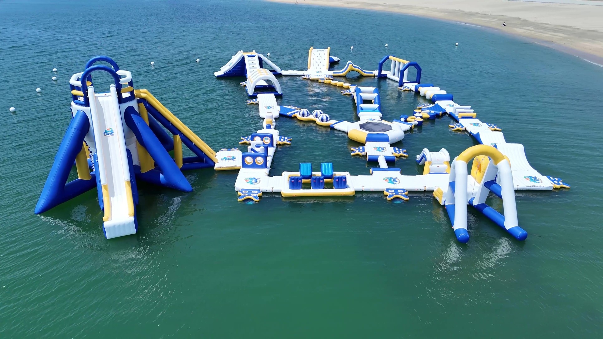 【夏休み限定】片男波海水浴場で大はしゃぎ！海上アスレチック《AQuaLooP》チケット付（2食付）