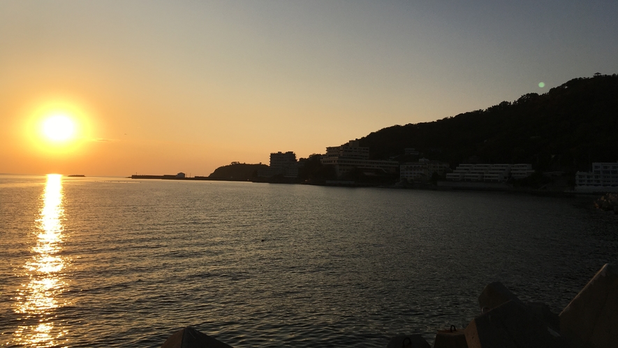和歌浦漁港までは浜辺を歩いて5分ほど。夕方のお散歩に最高のコースです。