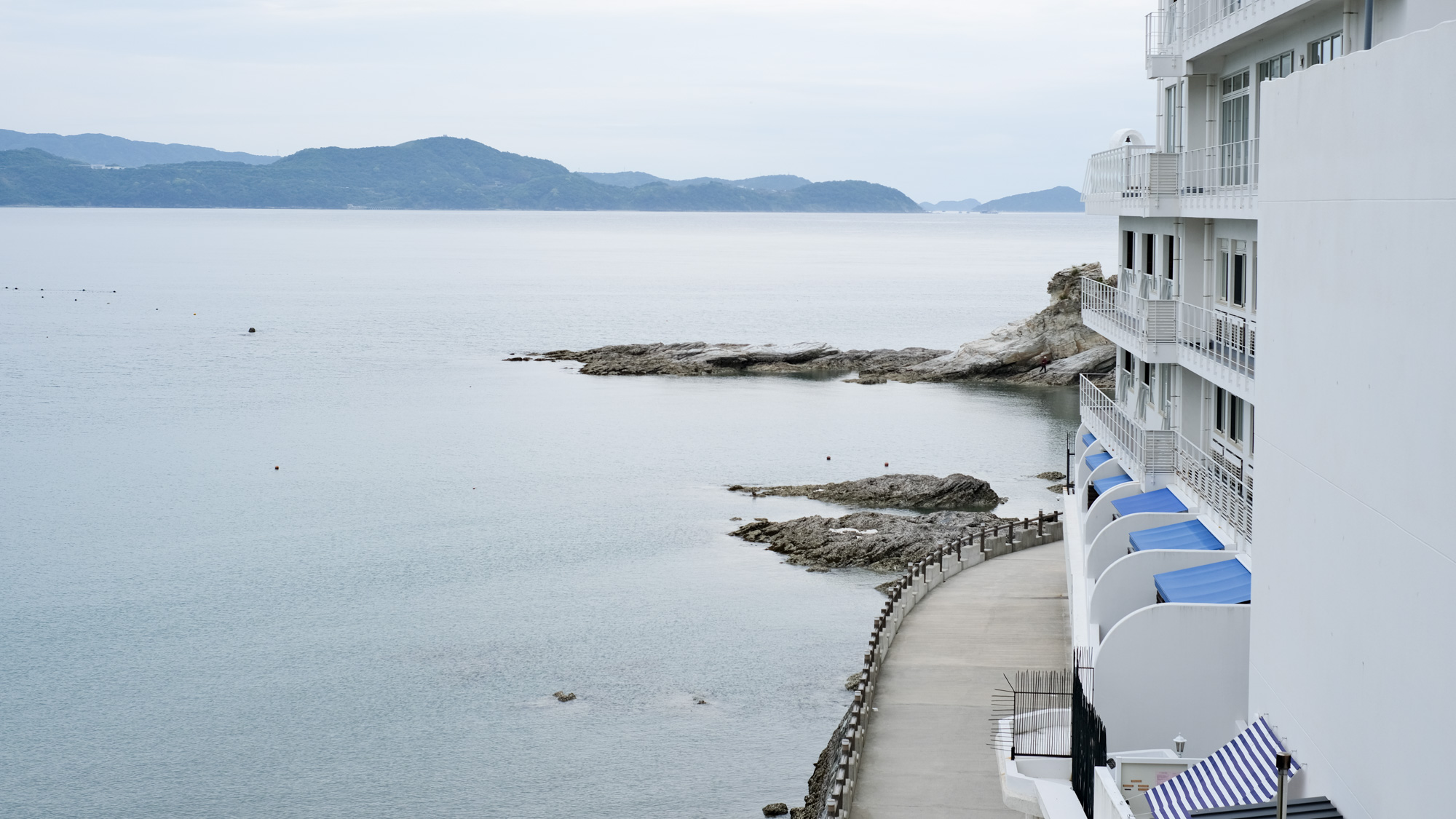 「海の見える食堂」のテラスから望む和歌の浦。時間が経つのも忘れてただただ景色を眺めてくださいね。