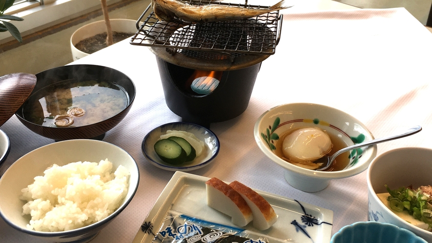 「和歌浦の健康和朝食」味噌汁にはカツオと昆布の一番だしを使っています