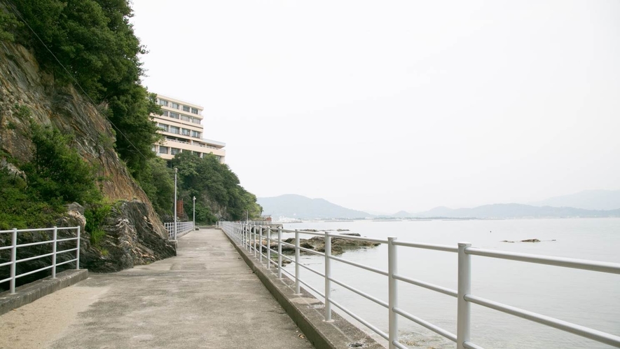 和歌浦漁港から雑賀埼漁港まで続く波打ち際の遊歩道（約2.5km）