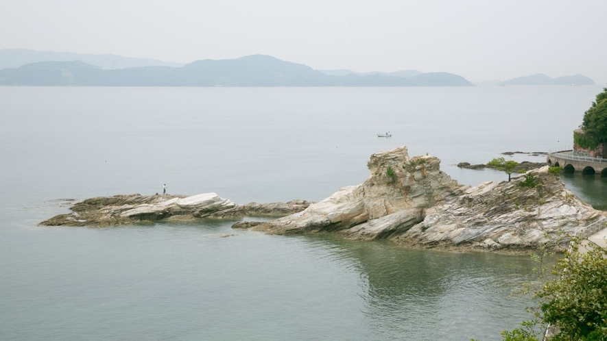 『蓬莱岩』和歌浦ではメガネ岩とも言われ、朝日の名所です。