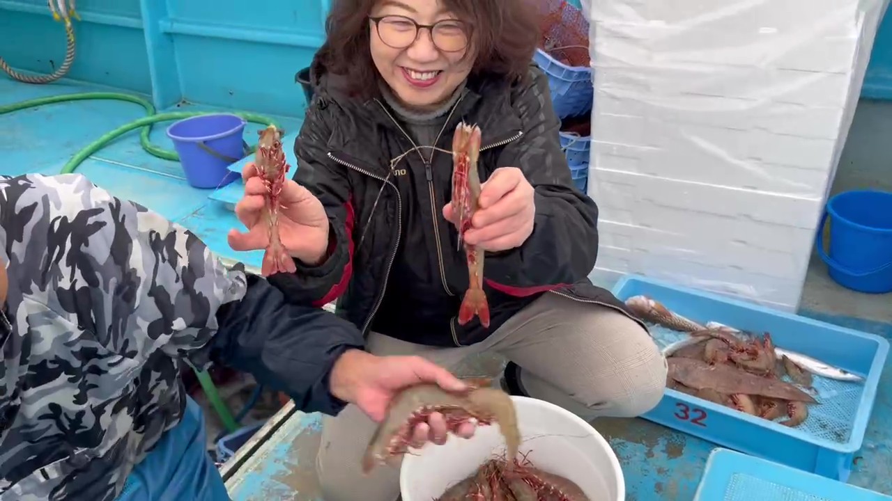 水揚げしたての足赤エビ！漁師さん以外が船に乗れること自体レアなんですって！ありがとうございます。