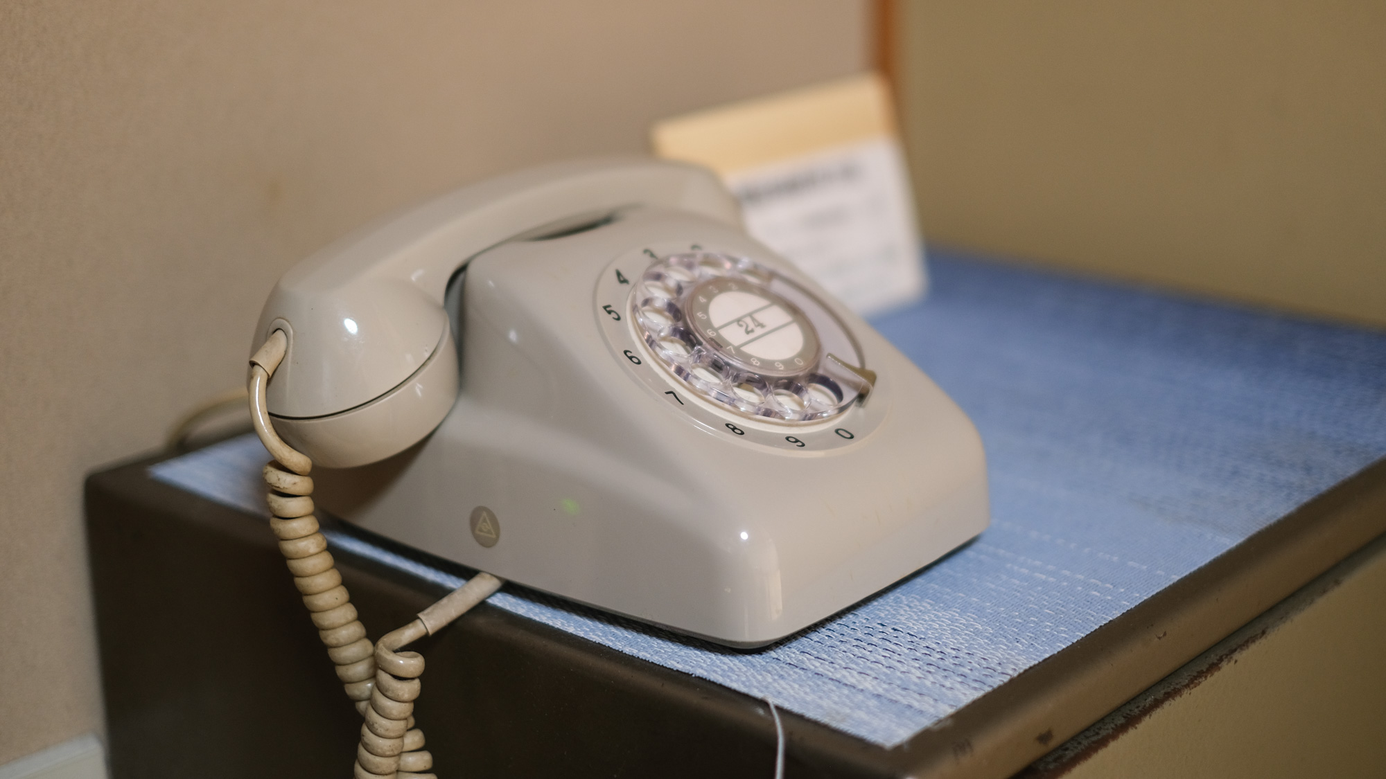 昔懐かし黒電話（の色違い）。内線電話なのですが、、みなさまかけ方わかるかしら？