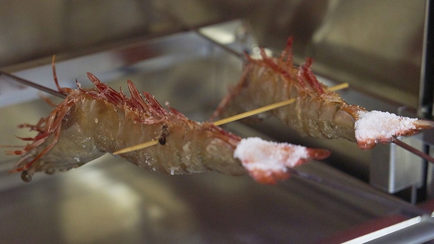足赤エビは焼き過ぎないのが美味しくなる秘訣です。まずは足から焼き始めるのがコツ。