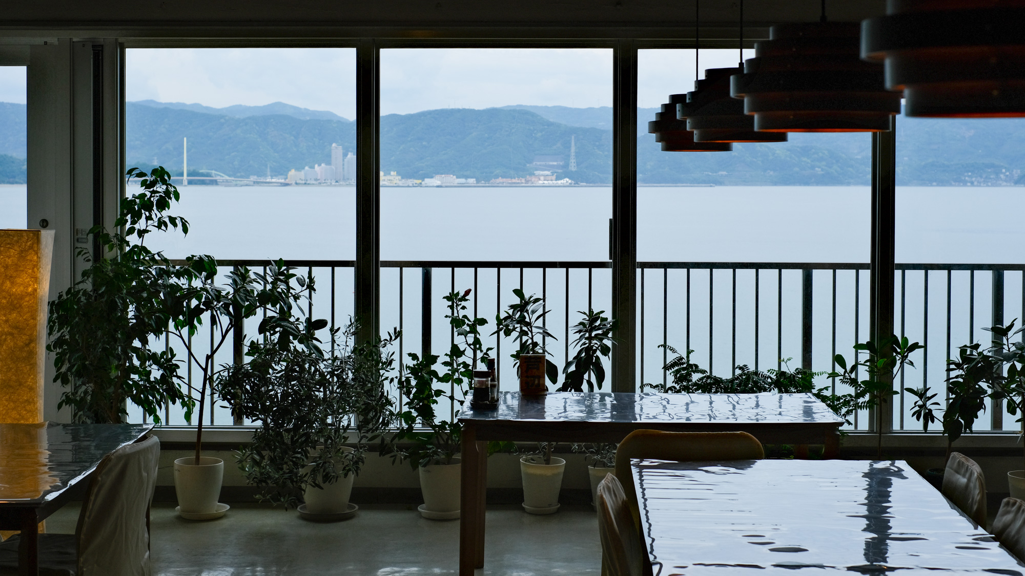 食堂に入った瞬間に目を奪われる、目の前に広がる和歌の浦。