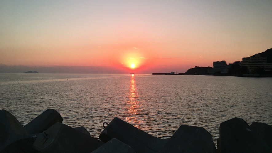 和歌浦漁港の桟橋から眺める絶景の夕陽。和歌浦湾に沈んでいきます。