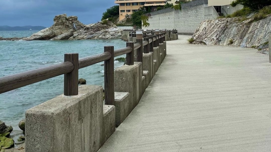 「和歌浦観光遊歩道」を歩いて行くと、和歌浦のシンボルである『蓬莱岩』が見えて来ます。