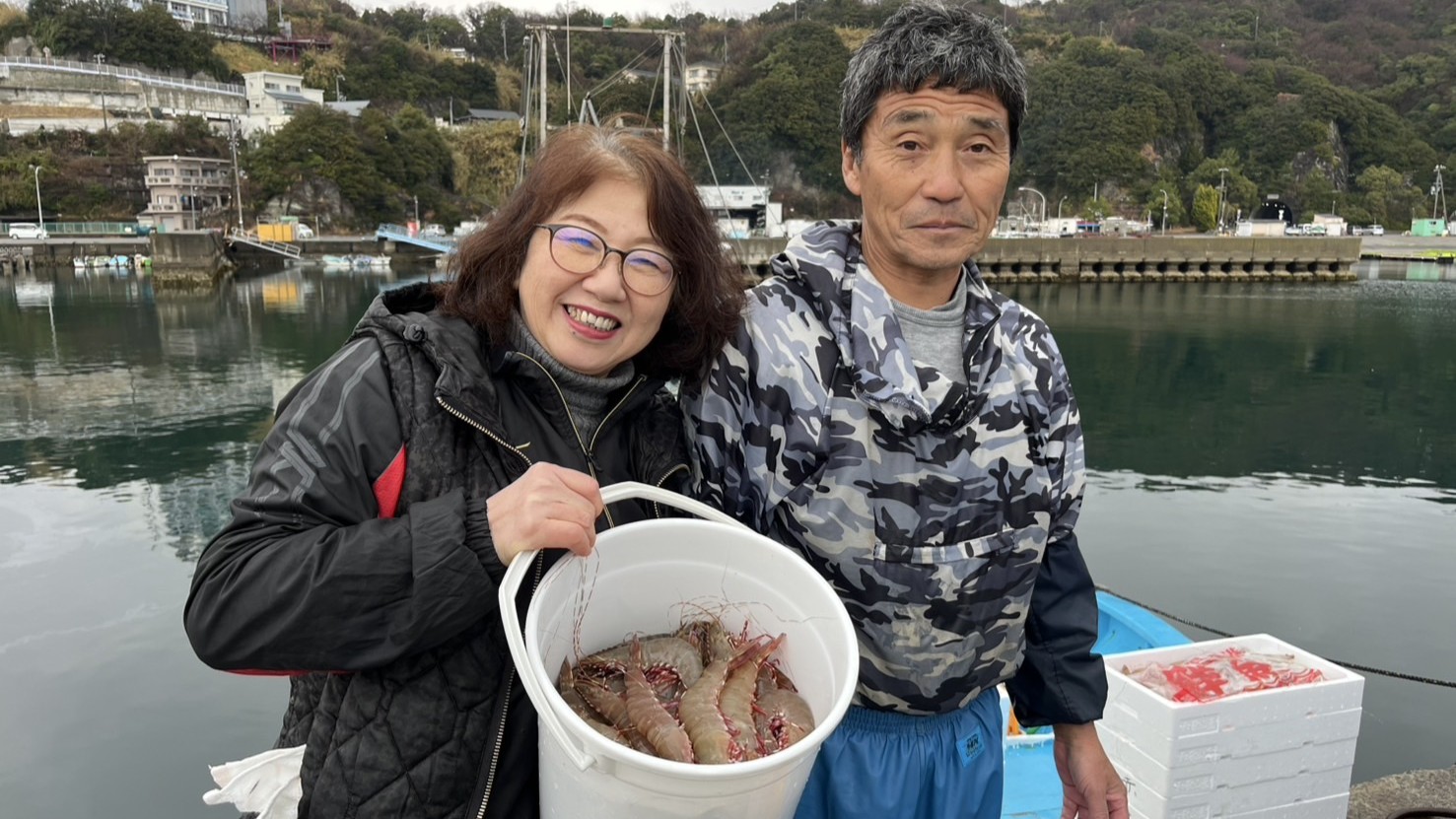 いつもお世話になっている漁師さん。足赤エビは港で直接仕入れています。