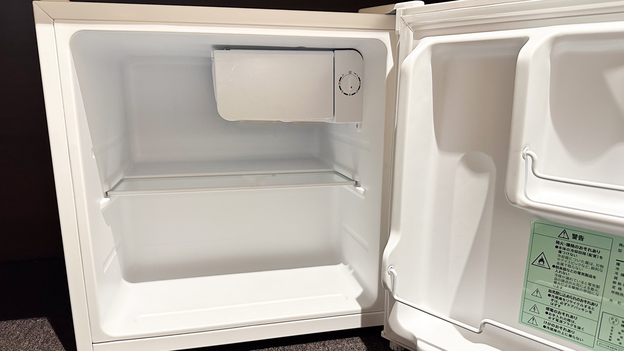 【客室】空の冷蔵庫