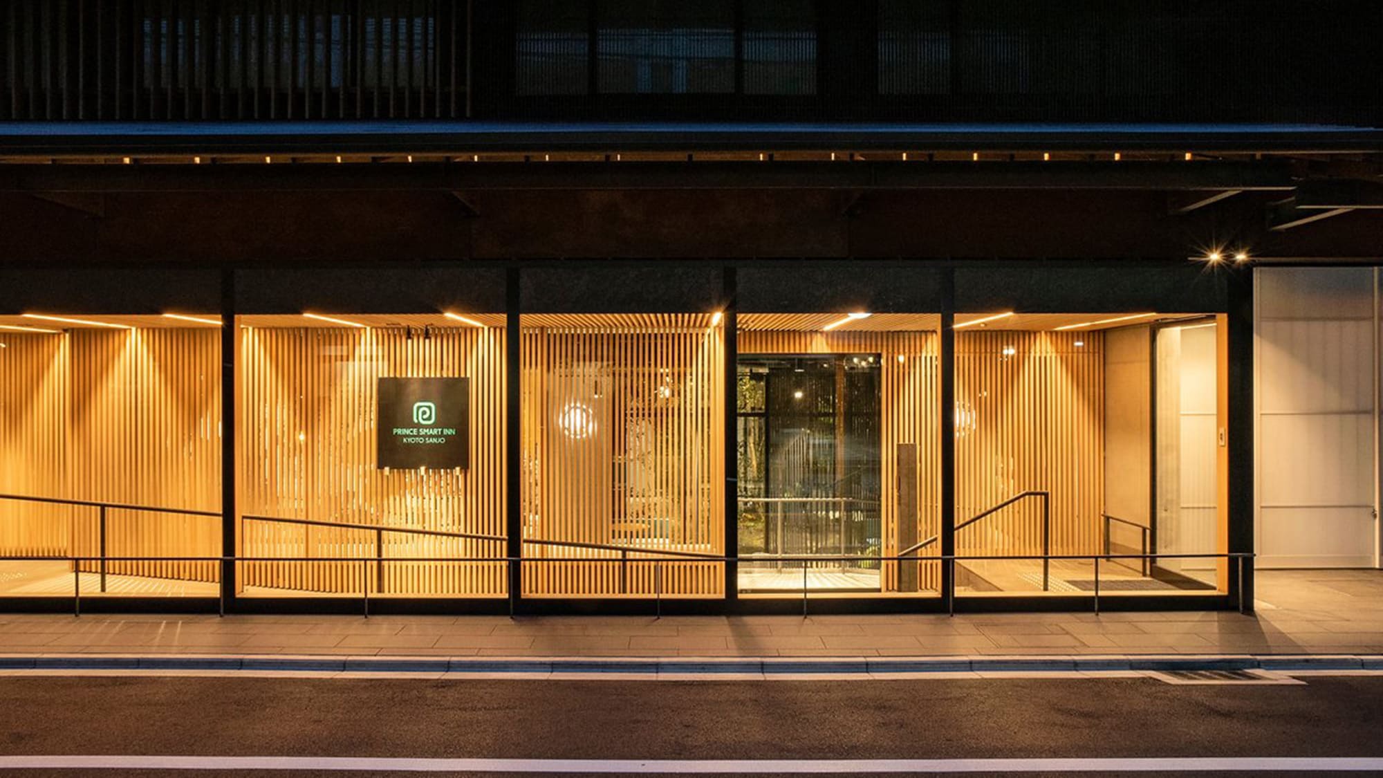 エントランス / 現代の町家をイメージしたホテル外観♪