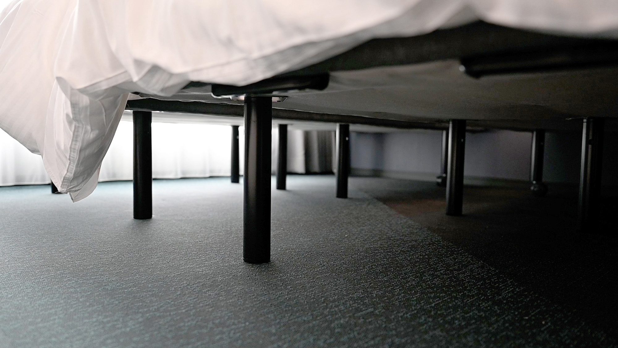 ベッド下は高さ約30cmのスペースがあり、荷物置き場としてご活用いただけます。