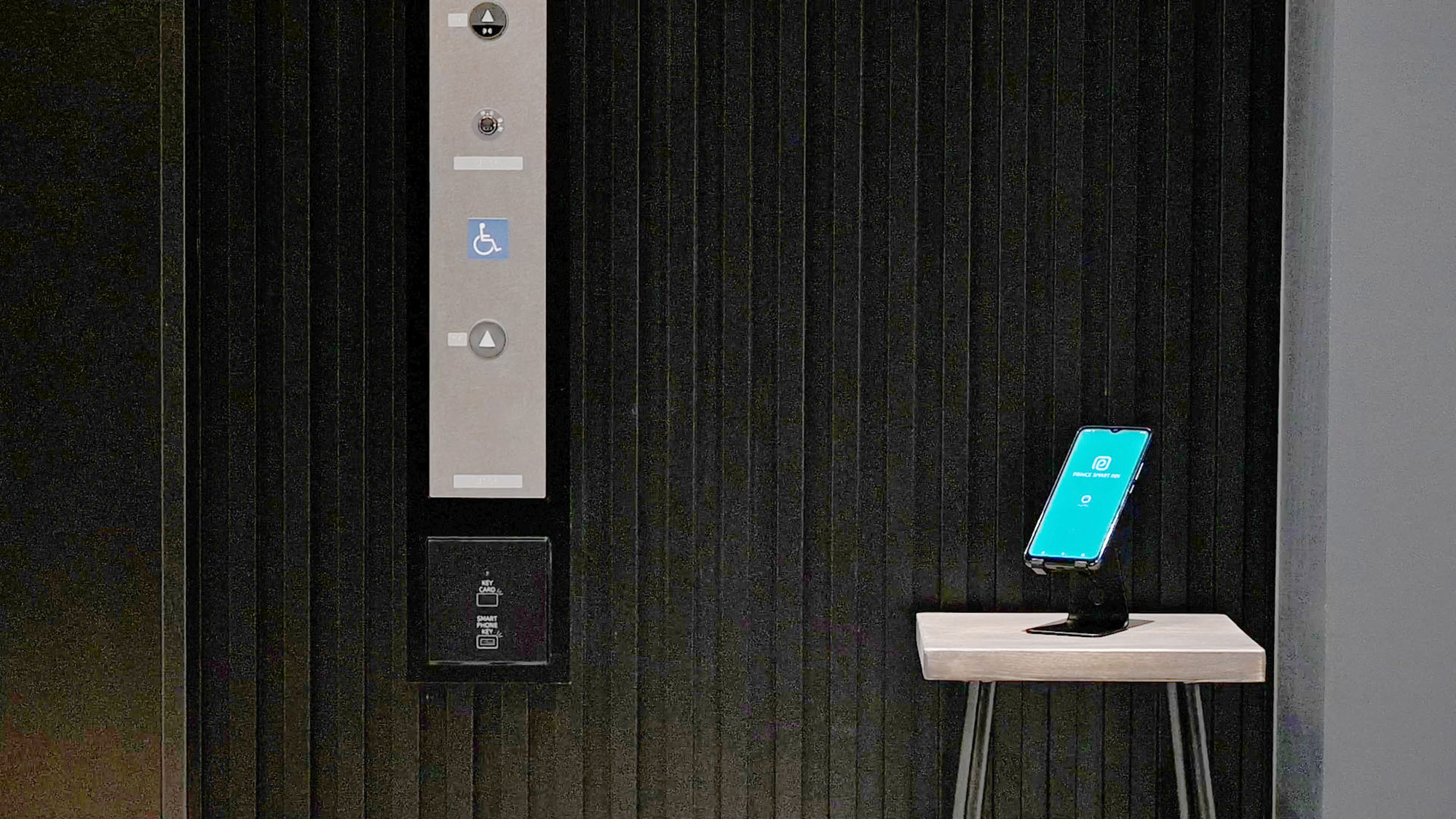 フロントへの連絡は、各階エレベーター前設置の「客室電話」をご利用ください。※客室電話はございません。