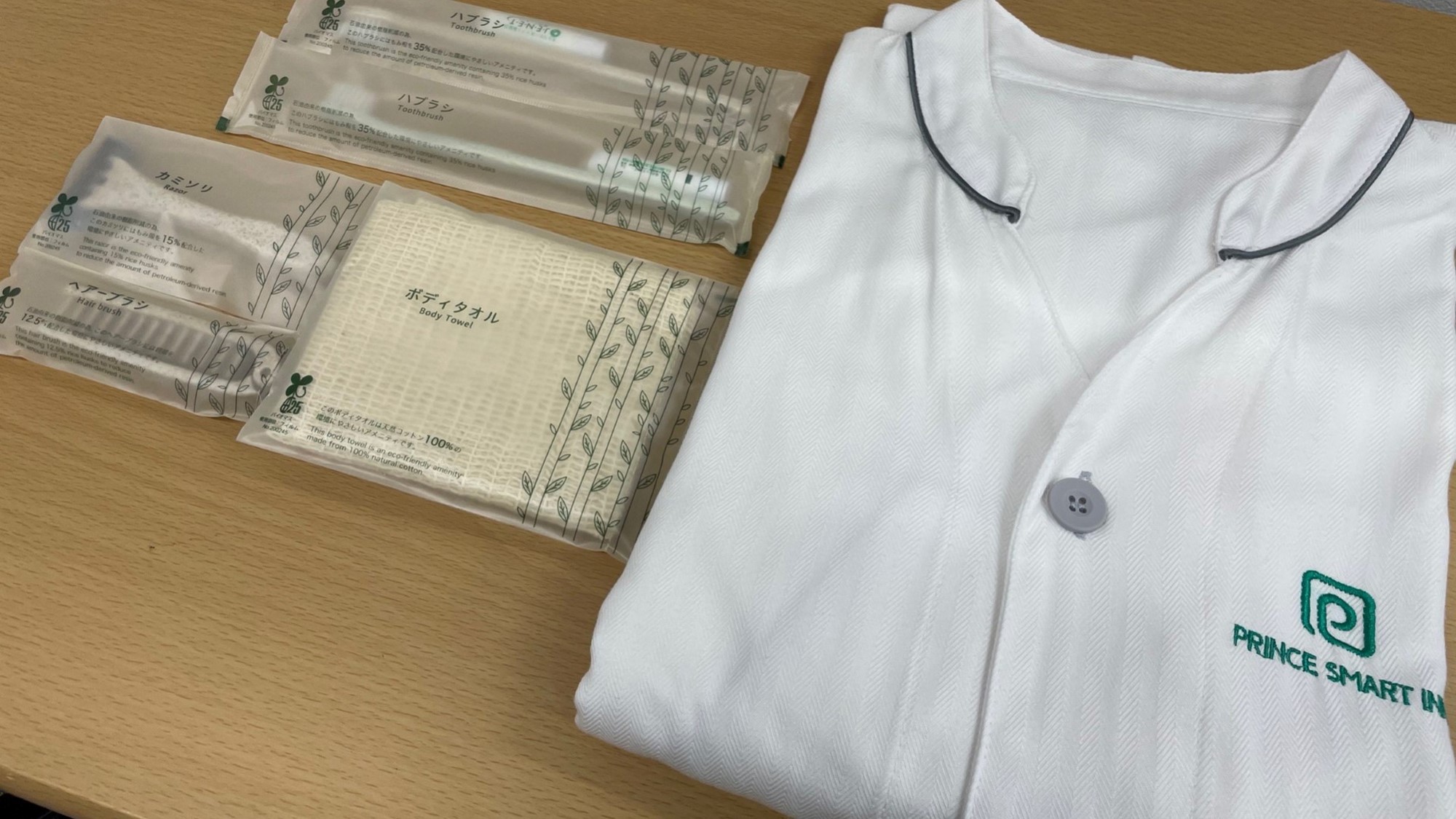 【アメニティ】ナイトウエア(ワンピースタイプのFサイズ)・歯ブラシ・ヘアブラシ・ボディタオル