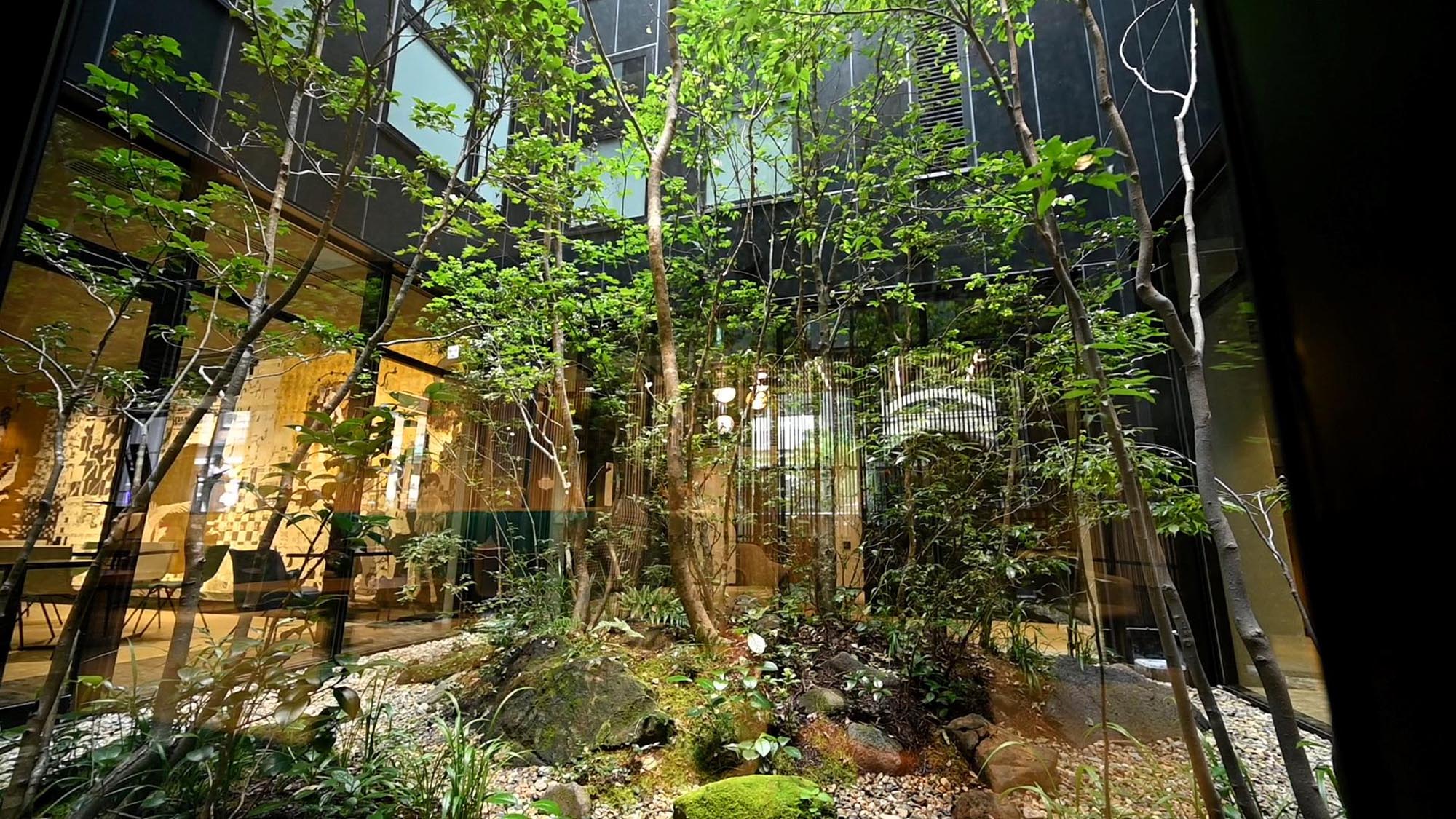 「山中の原風景」を再現した中庭：ありのままの自然がそのまま残っているような原風景を再現した中庭です。