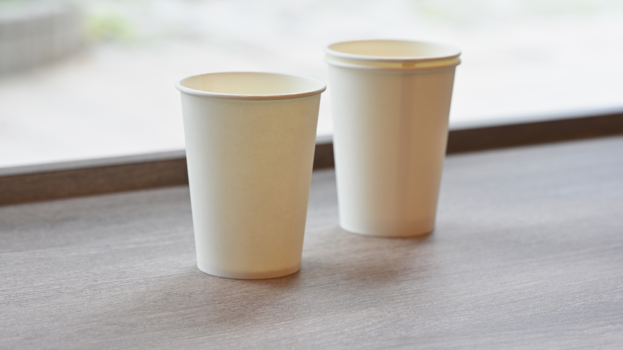 【紙コップ】※お部屋（洗面台含む）にはグラス類はございませんのでアメニティコーナーよりお持ちください