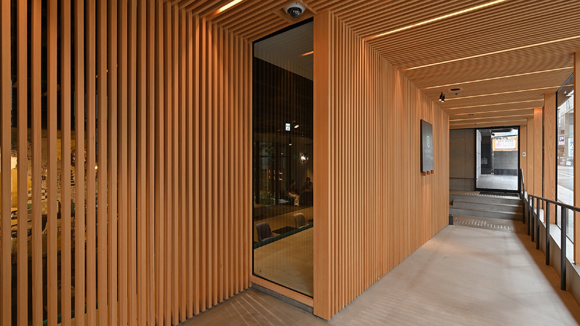 ホテル入口 / スロープ通路もございます。