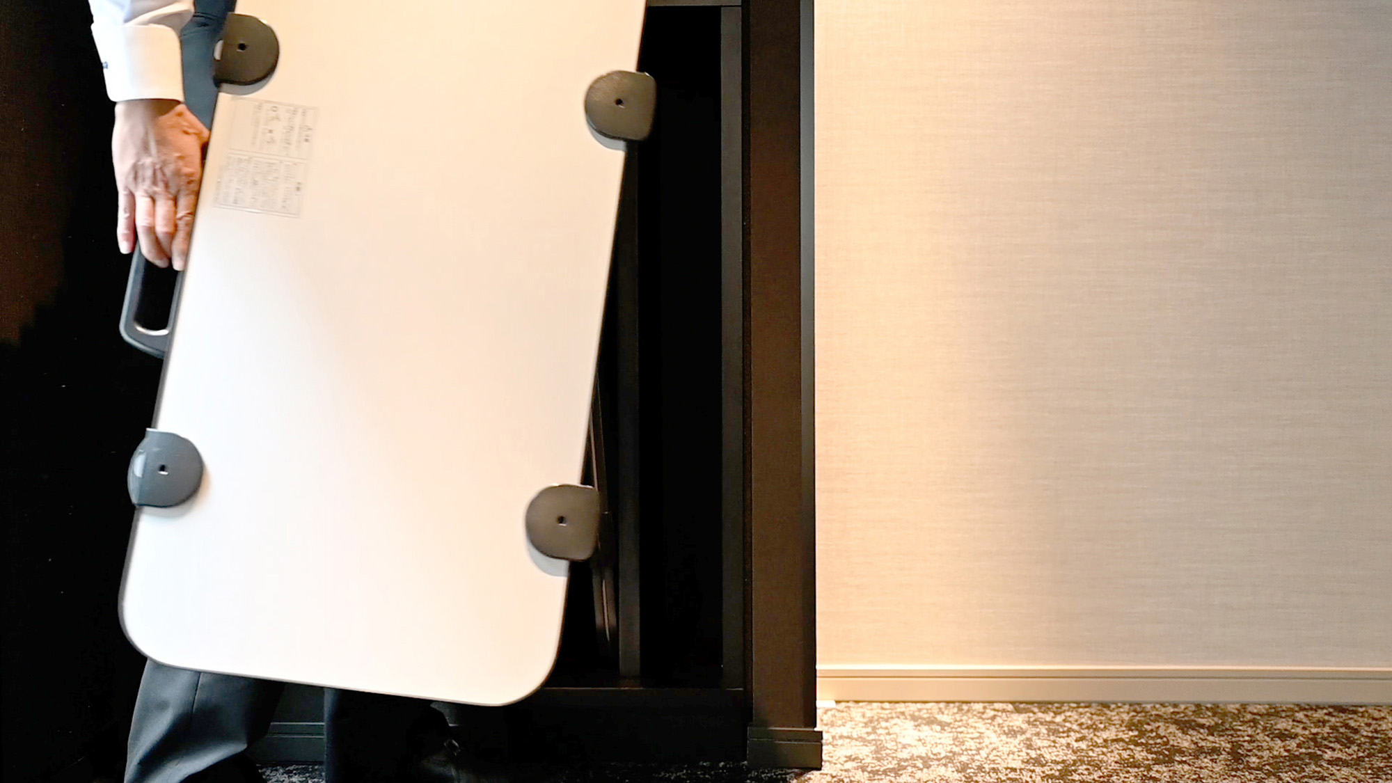 【ズボンプレッサー】 各階エレベーターホールにございます。