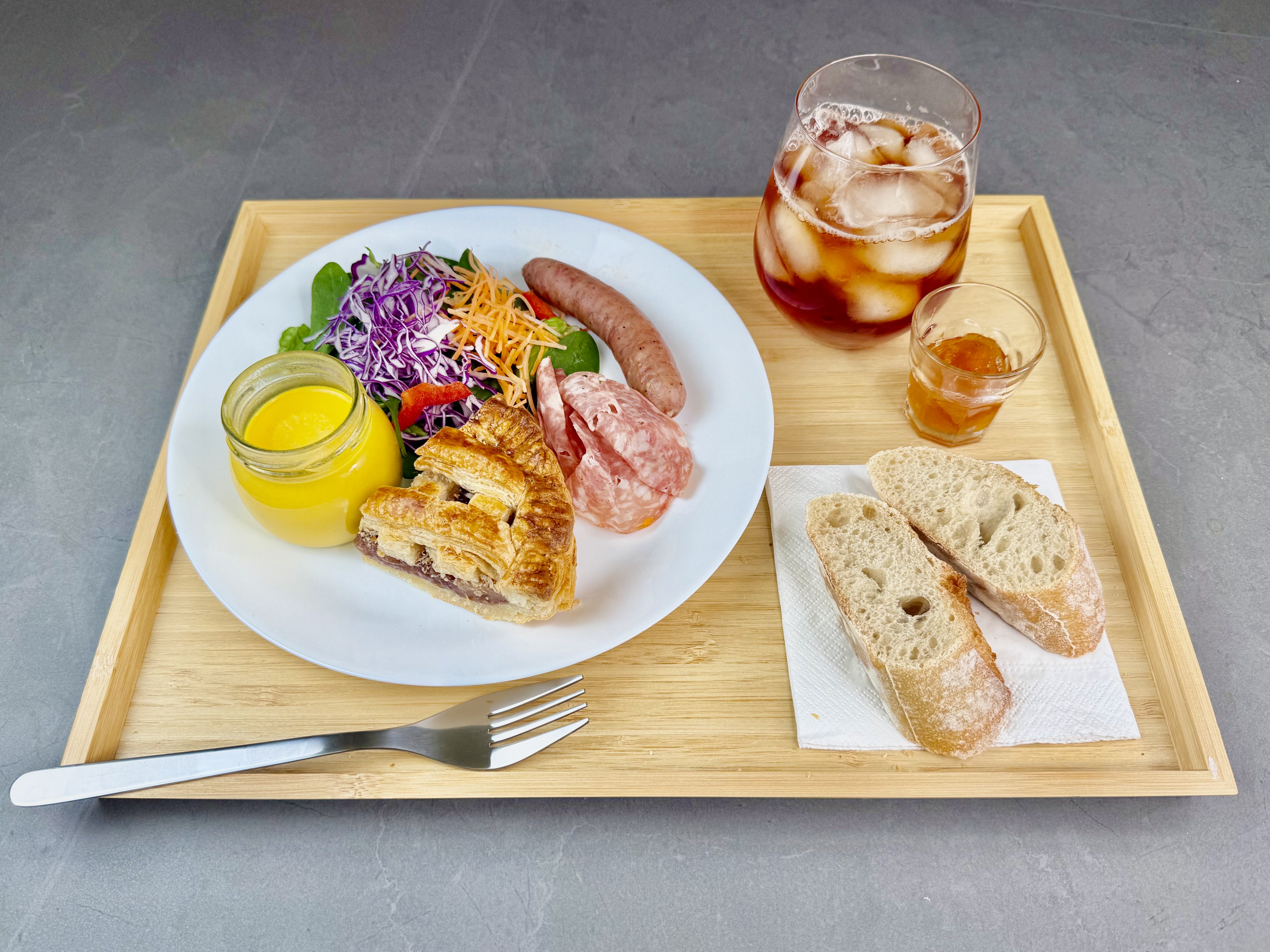 有料朝食イメージ（パイとソーセージ）