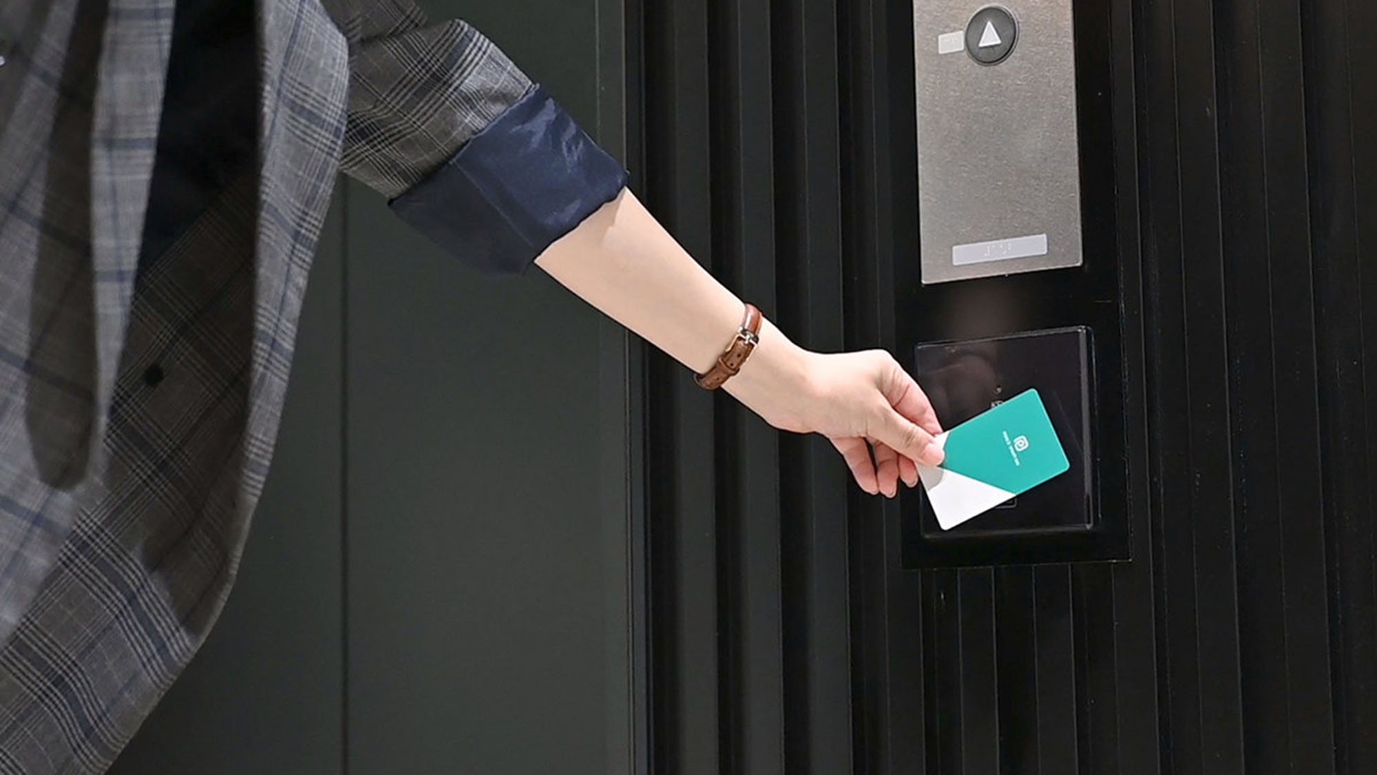 【エレベーターご利用時】お部屋のカードキーをかざすとエレベーターをご利用いただけます。
