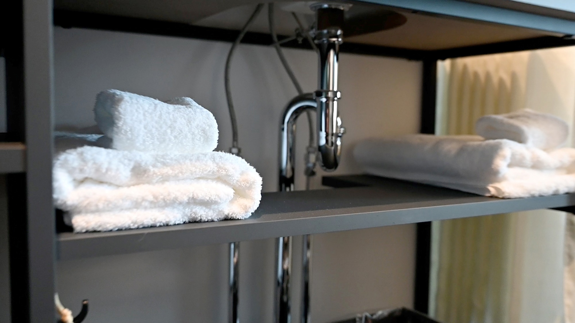 【洗面台下】タオル類：バスタオルとウォッシュタオル（今治タオル使用）※フェイスタオルはございません。