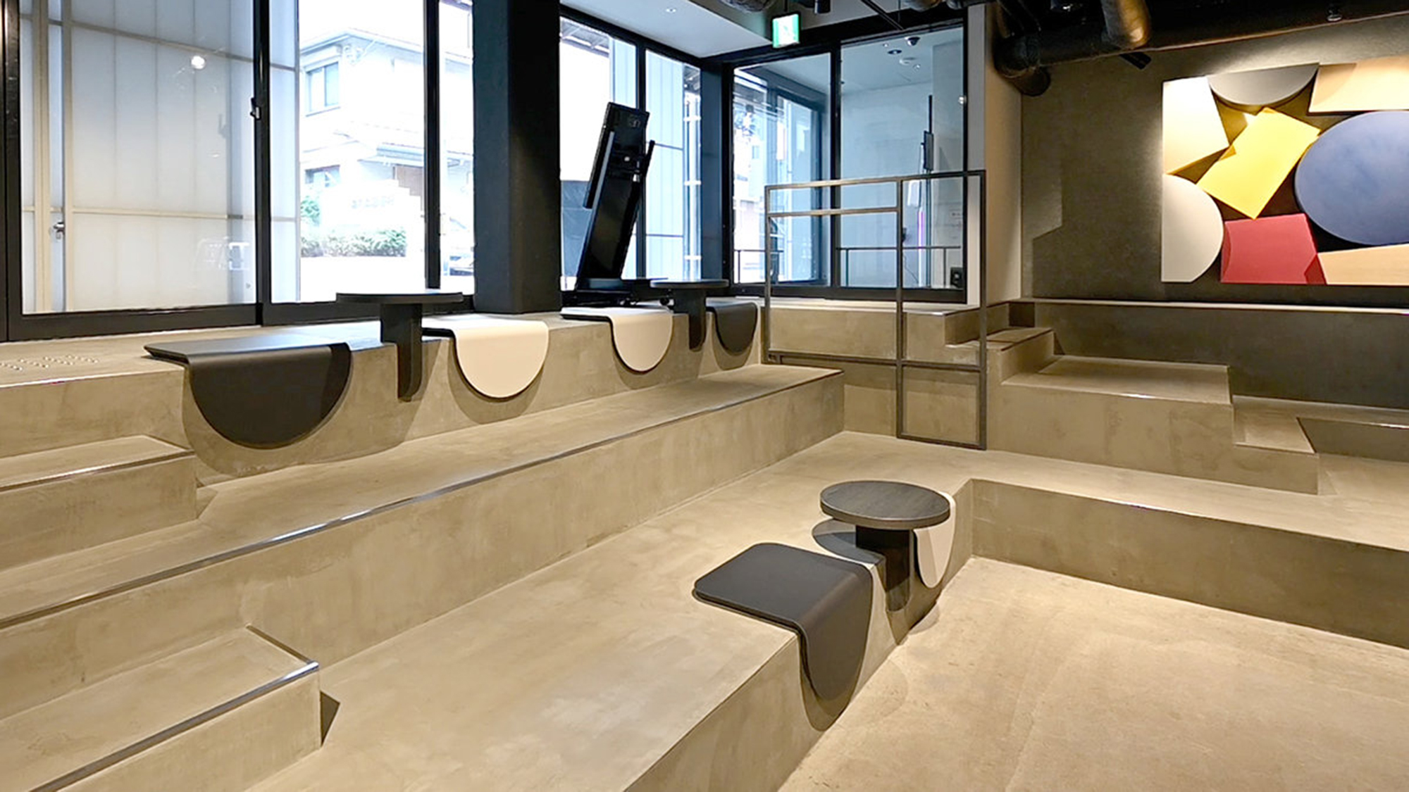 エントランス奥の積木アートは京都を守る4 つの神（青龍、白虎、朱雀、玄武）をイメージした作品です。