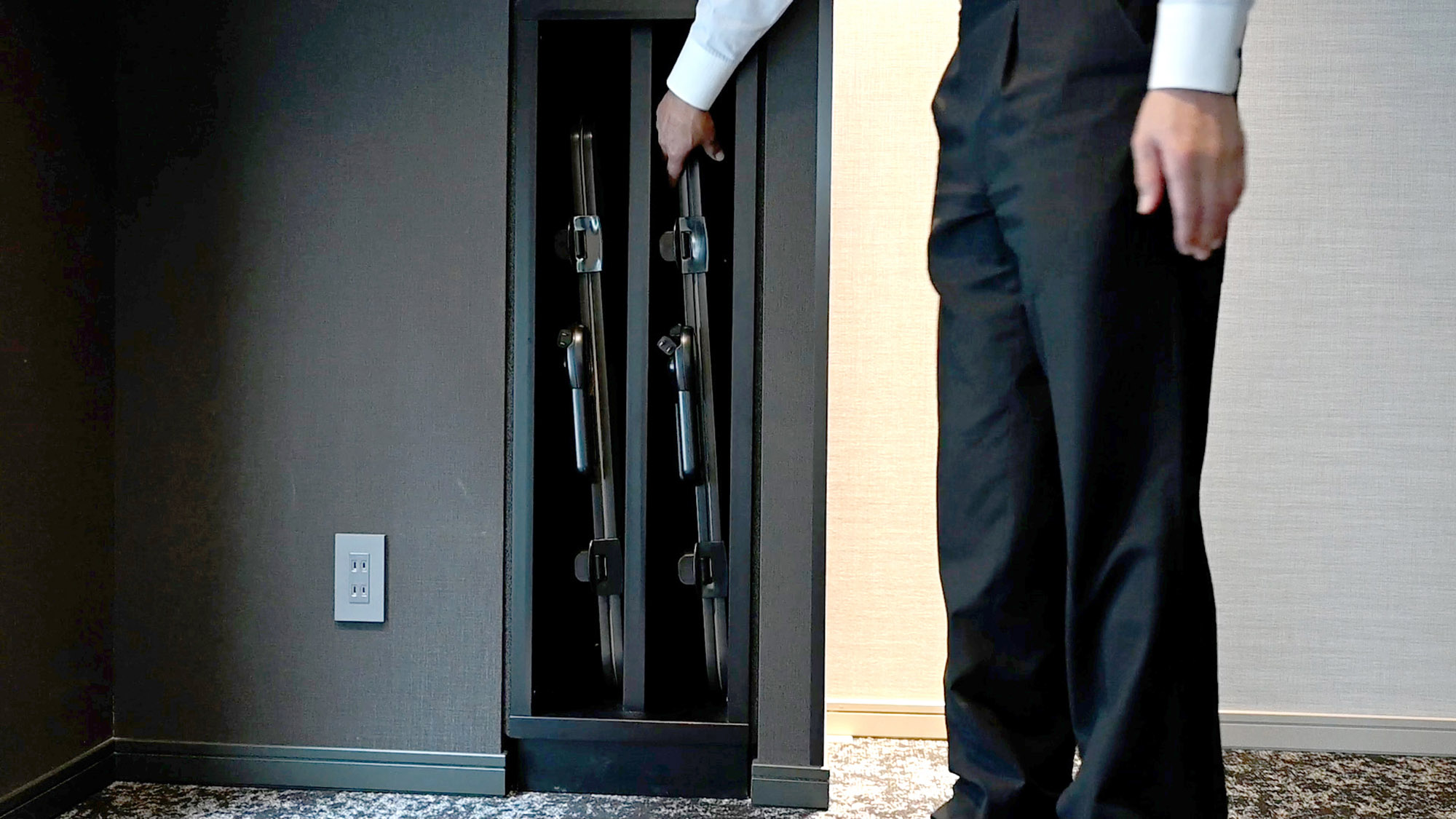 【ズボンプレッサー】 各階エレベーターホールにございます。