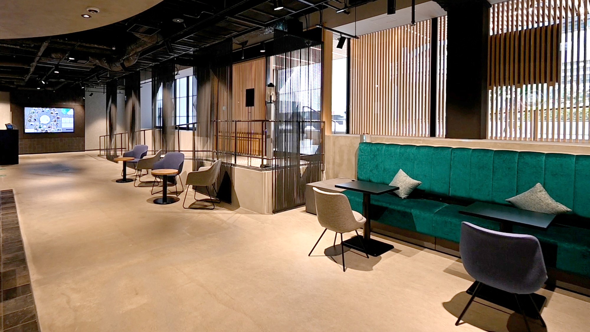 ロビーエリアのテーブルには、コンセント・USBポートをご用意。作業や待ち合わせにご利用ください。