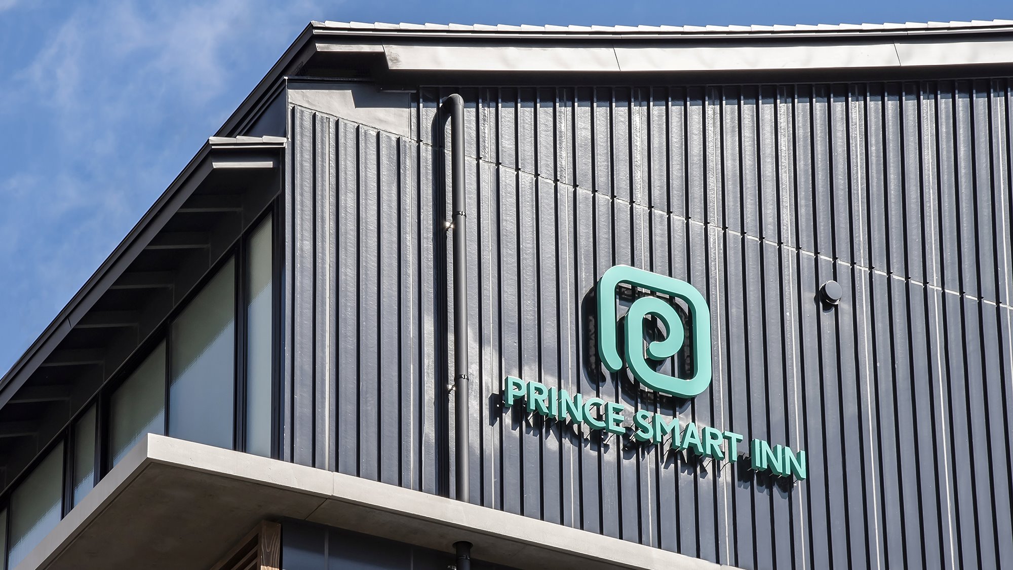 ホテル外観ロゴ