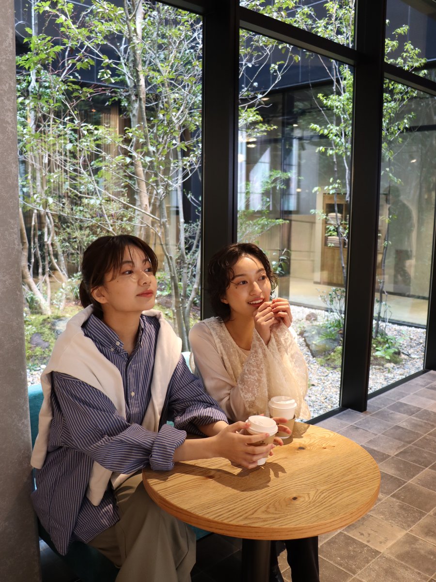 カフェスペース利用イメージ（中庭前）