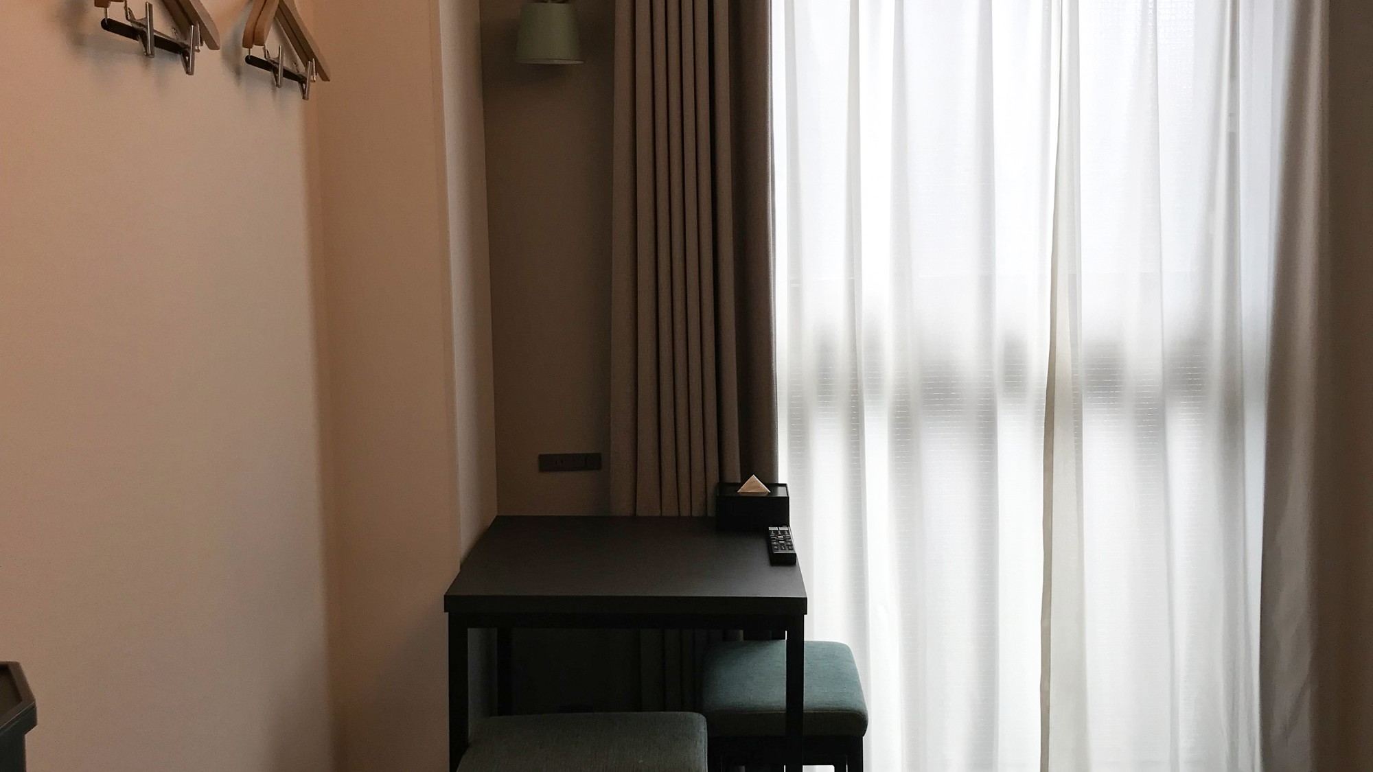 【テーブル】客室内に小テーブルと椅子のご用意がございます。