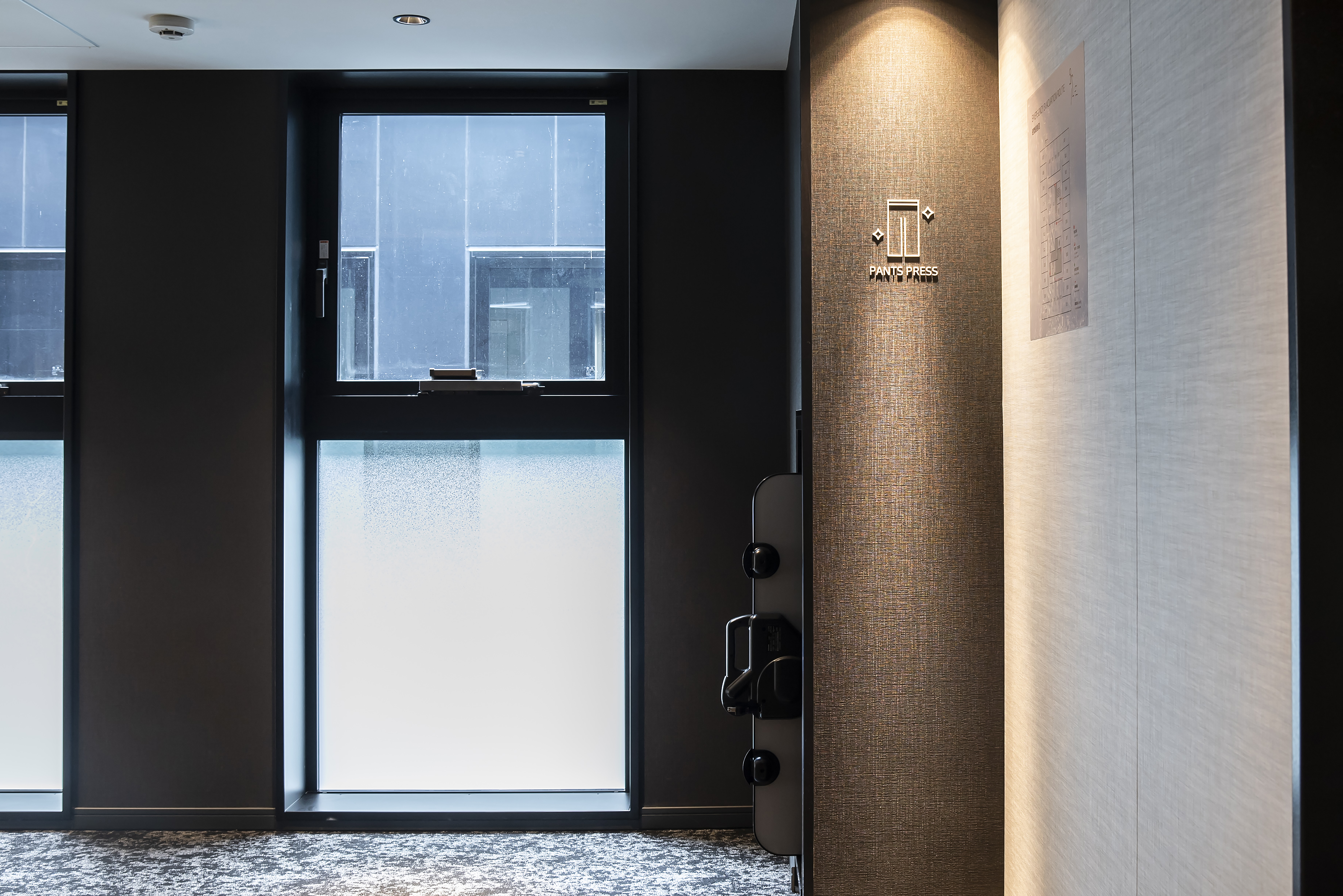 ズボンプレッサー貸出（各階エレベーターホール前）