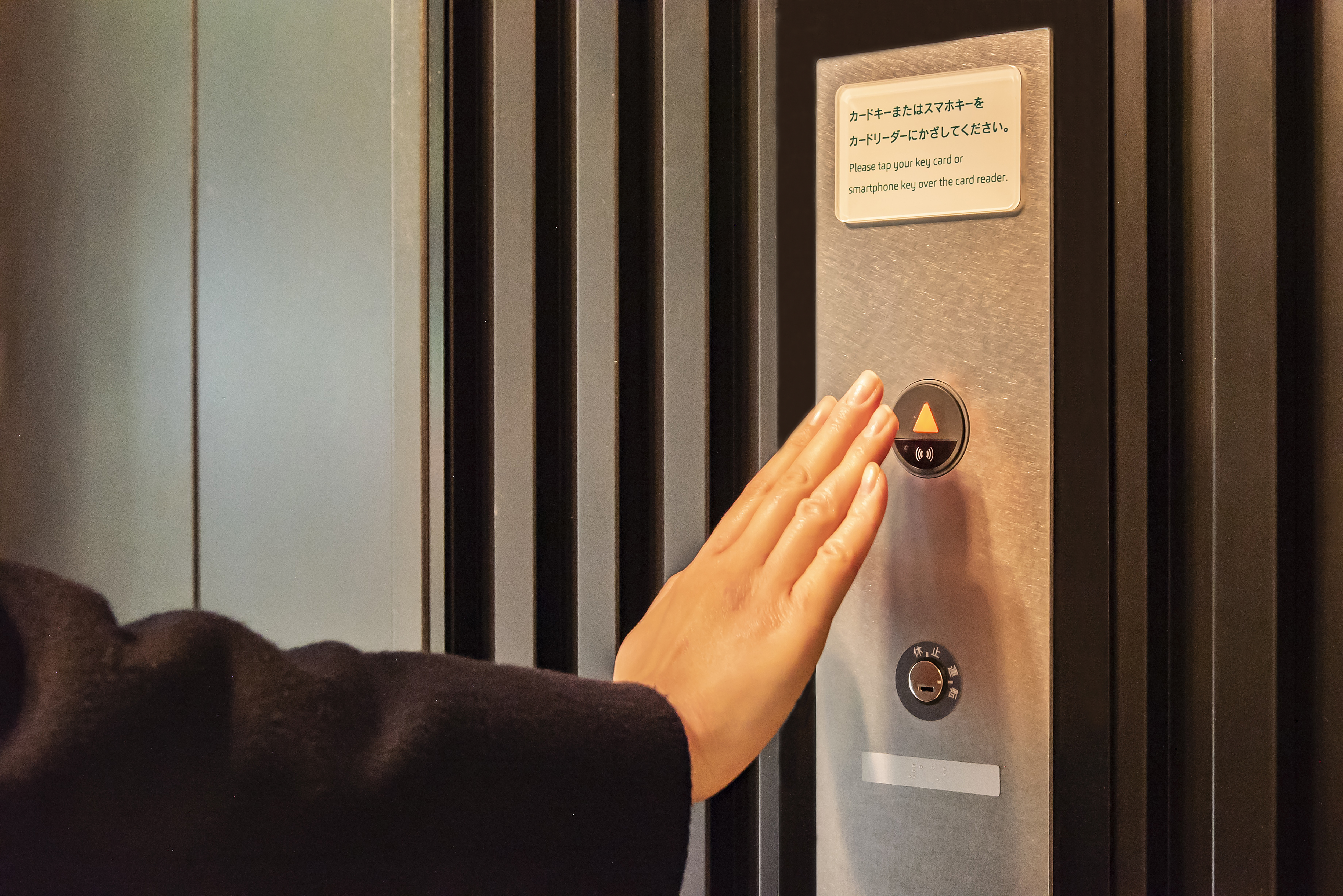 非接触型ボタン採用のエレベーター